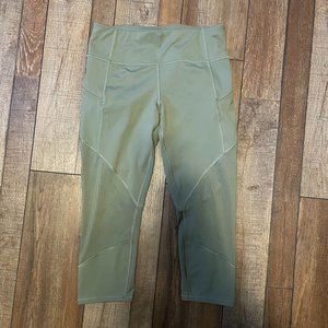 Athleta OliveMesh Contender Capri-Med